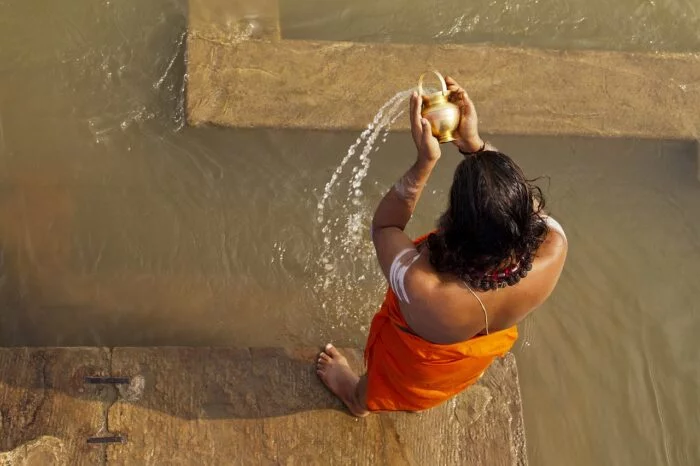 Sadhu a orillas del Ganges — agencia receptiva en el valle del Ganges