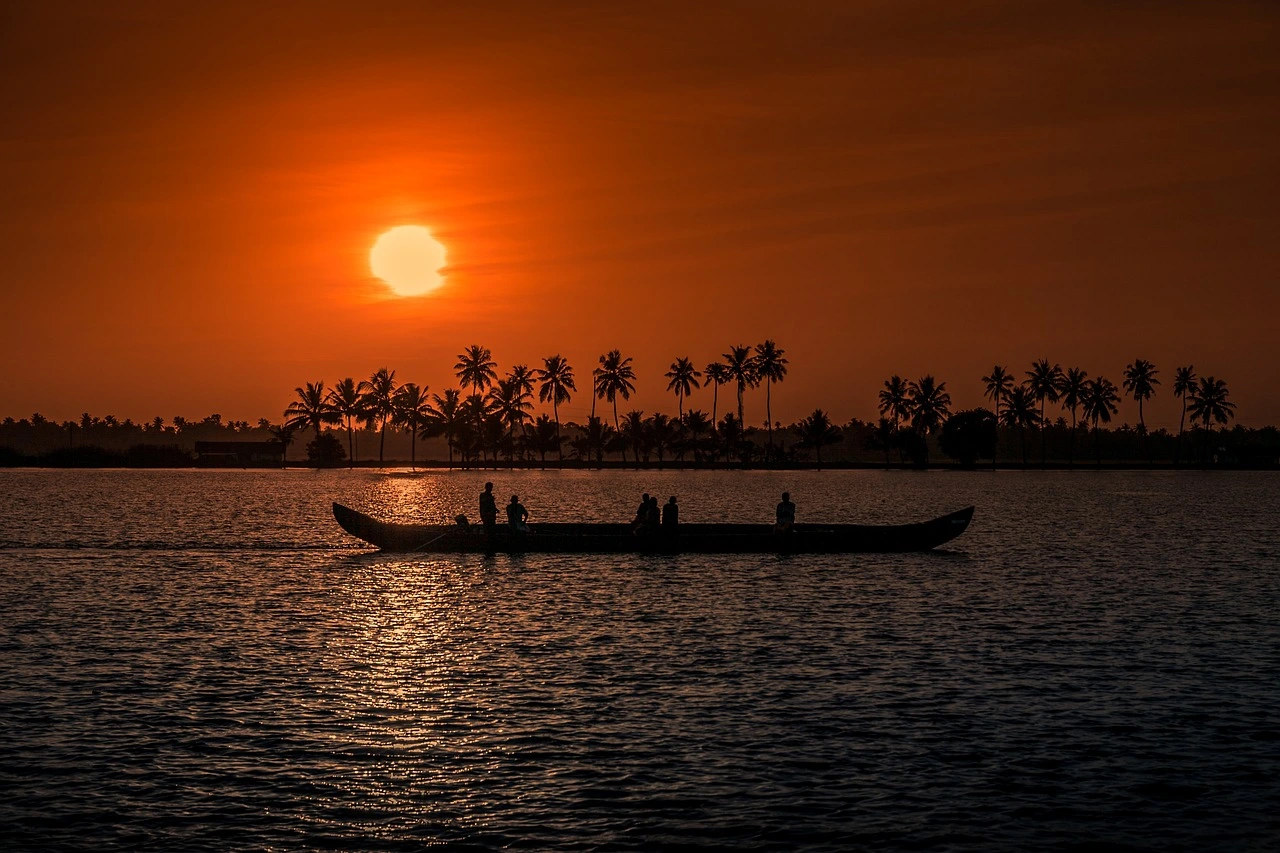 Atardecer sobre los backwaters de Kerala en houseboat