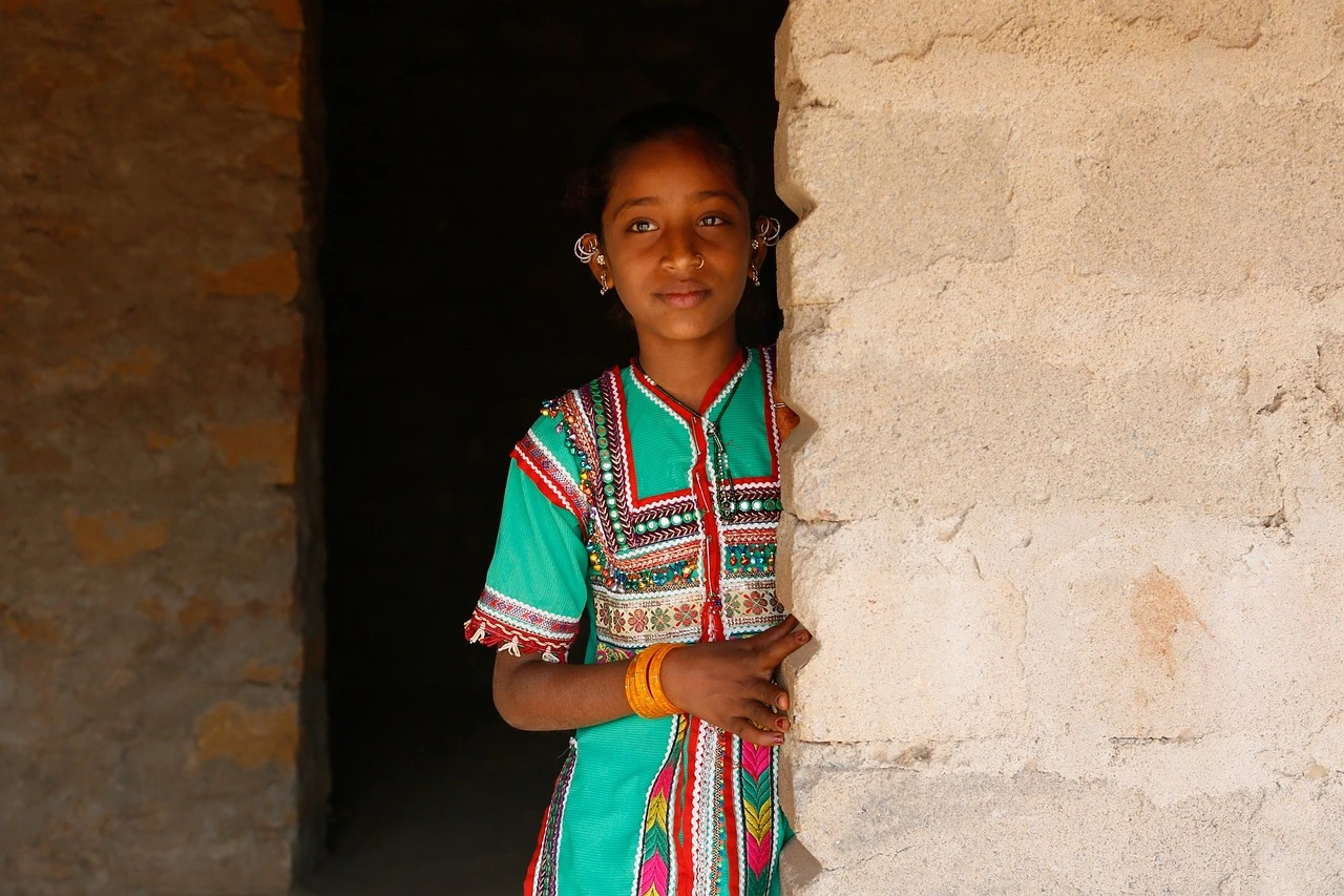 Joven tribal del Kutch — agencia receptiva en Gujarat